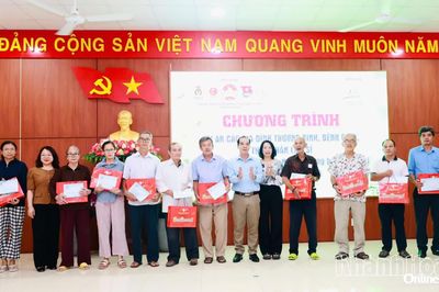 Phường Tây Nha Trang trao quà tri ân 25 gia đình có công với cách mạng