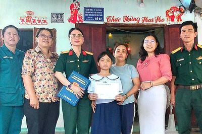 Ban Chỉ huy Quân sự phường Đông Hải phối hợp trao quà hỗ trợ cho học sinh có hoàn cảnh khó khăn