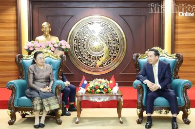 Phó Bí thư Thường trực Tỉnh ủy Hồ Xuân Trường tiếp Đại sứ Cộng hòa Dân chủ Nhân dân Lào tại Việt Nam