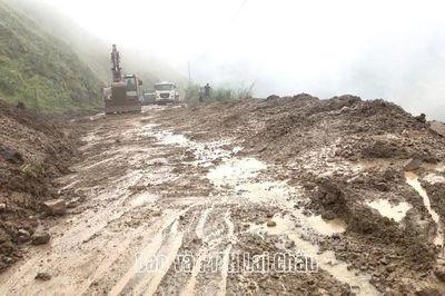 Mưa lũ gây sạt lở nhiều điểm trên các tuyến đường tỉnh