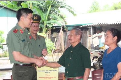 Thiếu tướng Cao Minh Huyền - Giám đốc Công an tỉnh thăm, tặng quà người có công ở xã Thác Bà