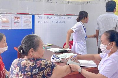 Tánh Linh 'gõ cửa' từng nhà, không để thẻ BHYT bị gián đoạn