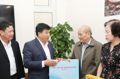 Bí thư Tỉnh ủy Lâm Đồng Y Thanh Hà Niê Kđăm thăm, tặng quà người có công, gia đình chính sách khu vực Đà Lạt