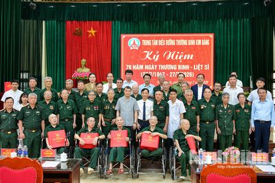 Thủ tướng Chính phủ Lê Minh Hưng thăm, tặng quà tại Trung tâm Điều dưỡng thương binh Kim Bảng