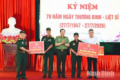 Đoàn Công tác của Bộ Công an, Bộ Nội vụ thăm, tặng quà tại Cơ sở Điều dưỡng thương binh Nho Quan