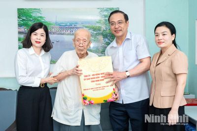 Thăm, tặng quà người có công và cựu thanh niên xung phong có hoàn cảnh khó khăn tại một số địa phương