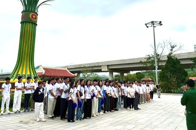 Tuổi trẻ kiều bào dâng hương tưởng niệm các anh hùng liệt sĩ tại Di tích lịch sử quốc gia Bến phà II Long Đại