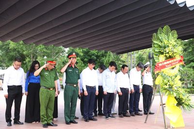 Đoàn đại biểu TP. Hải Phòng tri ân các anh hùng liệt sĩ tại tỉnh Quảng Trị