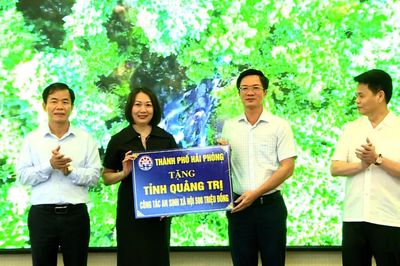 Đoàn đại biểu TP. Hải Phòng trao tặng 500 triệu đồng hỗ trợ tỉnh Quảng Trị thực hiện công tác an sinh xã hội