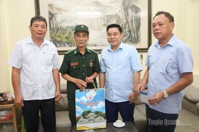 Phó Chủ tịch UBND tỉnh Hoàng Gia Long thăm, tặng quà gia đình chính sách