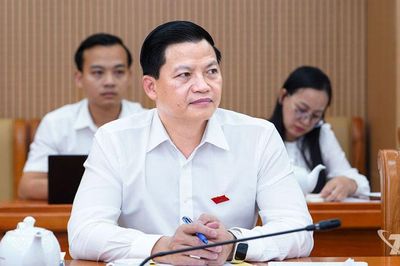 Thảo luận thẳng thắn, trách nhiệm về nội dung các báo cáo, tờ trình
