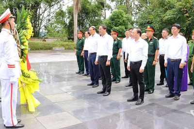 Đoàn đại biểu tỉnh Thái Nguyên dâng hương tri ân các Anh hùng liệt sĩ tại Cao Bằng