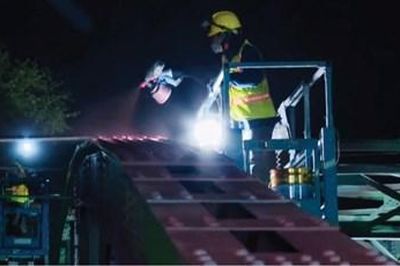 Xuyên đêm 'làm đẹp' cầu Trường Tiền