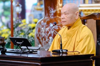 Trưởng lão Hòa thượng Thích Thiện Nhơn sách tấn chư Tăng Ni an cư khu vực phía Đông TP.HCM tại chùa Vạn Đức