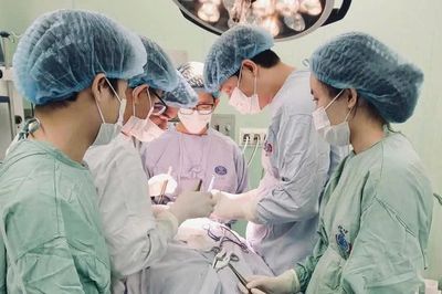 Phẫu thuật thành công khối u tuyến mang tai khổng lồ hơn 10cm cho 1 phụ nữ Mông
