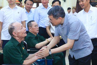 Thủ tướng Lê Minh Hưng thăm, tặng quà các thương binh, bệnh binh tại Ninh Bình