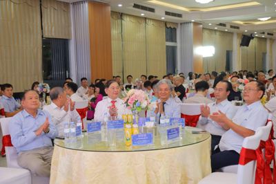 Những bộ óc đứng sau mặt báo