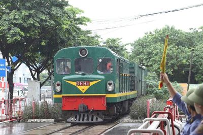 Đèn đỏ đã bật vẫn cố vượt đường sắt: Hiểm họa từ sự chủ quan