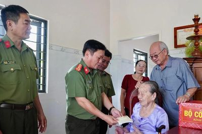 Lãnh đạo Bộ Công an tri ân liệt sĩ, thăm gia đình chính sách