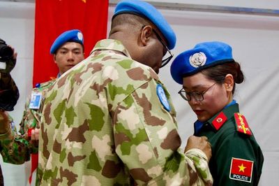 Hai sĩ quan Công an nhận Huy chương Vì sự nghiệp gìn giữ hòa bình Liên hợp quốc
