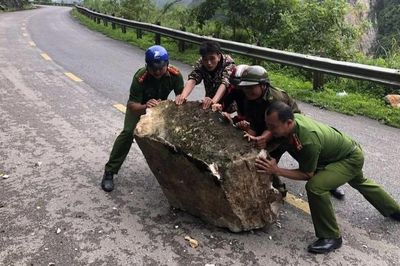 Công an xã Lũng Nặm kịp thời xử lý đá lở từ taluy dương sạt xuống đường