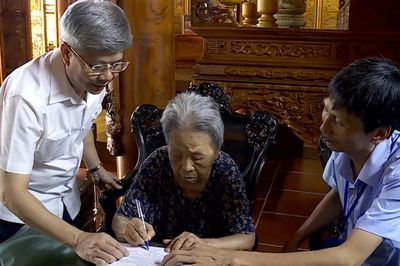 Hỗ trợ người dân làm thủ tục ủy quyền nhận lương hưu tại nhà