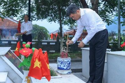 Thủ tướng Lê Minh Hưng dâng hương, dâng hoa tại Nghĩa trang Liệt sĩ quốc gia Vị Xuyên