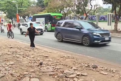 Vỉa hè phố Phùng Hưng phường Hà Đông xuống cấp nghiêm trọng