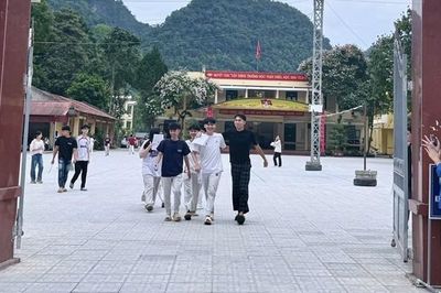 Phía sau con số gần 370.000 thí sinh không xét tuyển đại học