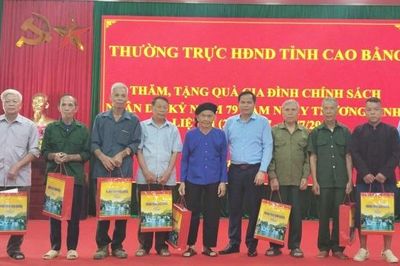 Phó Chủ tịch HĐND tỉnh Bế Minh Đức tặng quà các gia đình chính sách xã Vinh Quý và Quang Long