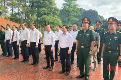 Đoàn đại biểu tỉnh Thái Nguyên dâng hương tại các nghĩa trang liệt sĩ trên địa bàn tỉnh Cao Bằng