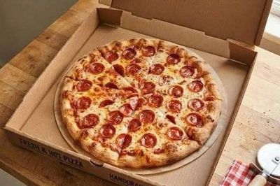Hộp pizza luôn là hình vuông, còn bánh lại hình tròn? Câu trả lời hóa ra liên quan đến chi phí và vận chuyển