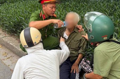 Cụ ông mệt lả giữa đường, hành động ấm áp sau đó khiến nhiều người xúc động