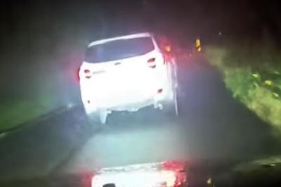 Công an xác minh vụ ôtô không nhường đường cho xe cứu thương suốt đoạn đường dài