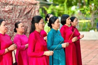 Nhân dịp kỷ niệm 79 năm Ngày Thương binh - Liệt sĩ (27/7/1947 - 27/7/2026): Đoàn nữ cán bộ phường Bình Tân dâng hương các Anh hùng liệt sĩ tại Công viên Lê Thị Riêng