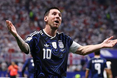 Messi 'chấp' đối thủ 80 phút, Argentina bản lĩnh đáng sợ