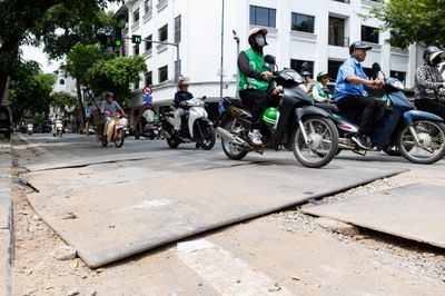 Hàng loạt tuyến phố cổ Hà Nội bụi mịt mù, mặt đường nham nhở