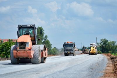Dồn dập thảm nhựa những cây số cuối cùng nối thông đường Hồ Chí Minh