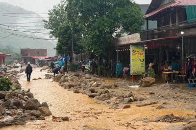 Mưa lớn kéo dài, đất đá tràn xuống Quốc lộ 279 và khu dân cư ở Lào Cai