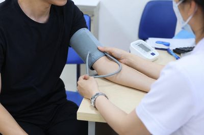 29 tuổi nhập viện vì huyết áp 190: Thức khuya, cà phê và ăn mặn tích tụ thành bệnh