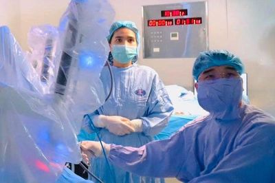 Phòng mổ hóa 'giảng đường' trong ca mổ robot cho cô gái 33 tuổi bị ung thư