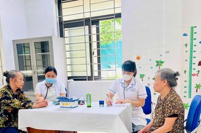 Nhân viên y tế thôn, tổ dân phố, cô đỡ thôn được hỗ trợ hàng tháng