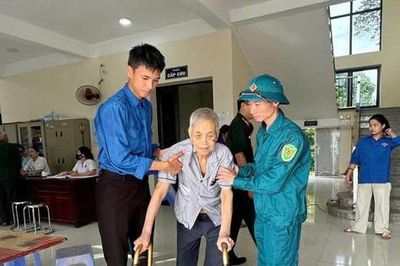 Phường Tùng Thiện khám bệnh, cấp thuốc miễn phí cho 157 người có công, đối tượng chính sách