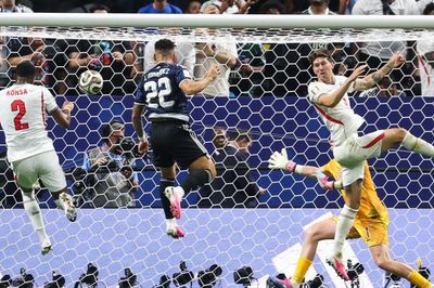 Ngược dòng đầy cảm xúc, Argentina lọt vào chung kết World Cup