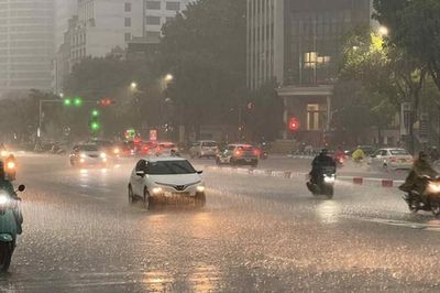 Cảnh báo dông lốc khu vực nội thành Hà Nội