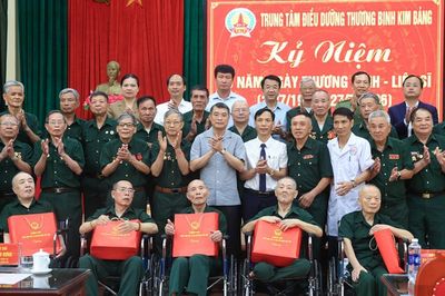 Thủ tướng thăm, tặng quà thương, bệnh binh tại Trung tâm Điều dưỡng Thương binh Kim Bảng (Ninh Bình)
