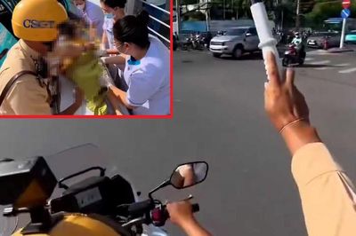 Đang mở đường cho sản phụ thì em bé chào đời trên taxi, CSGT đổi hướng trong tích tắc cứu hai mẹ con