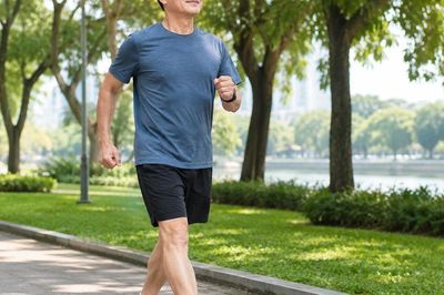 Sau tuổi 50, nên đi bộ nhanh hay leo cầu thang để ngăn ngừa mất cơ?