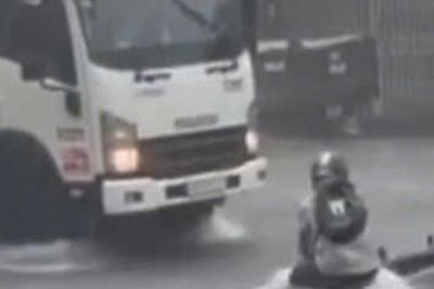 Mưa lớn biến quốc lộ thành dòng sông, nam thanh niên suýt gặp nạn vì dòng chảy xiết