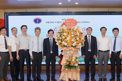Thứ trưởng Trần Văn Thuấn trao quyết định bổ nhiệm Phó Giám đốc Bệnh viện Mắt Trung ương